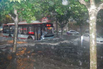 成都暴雨來襲助燃成都租車火焰